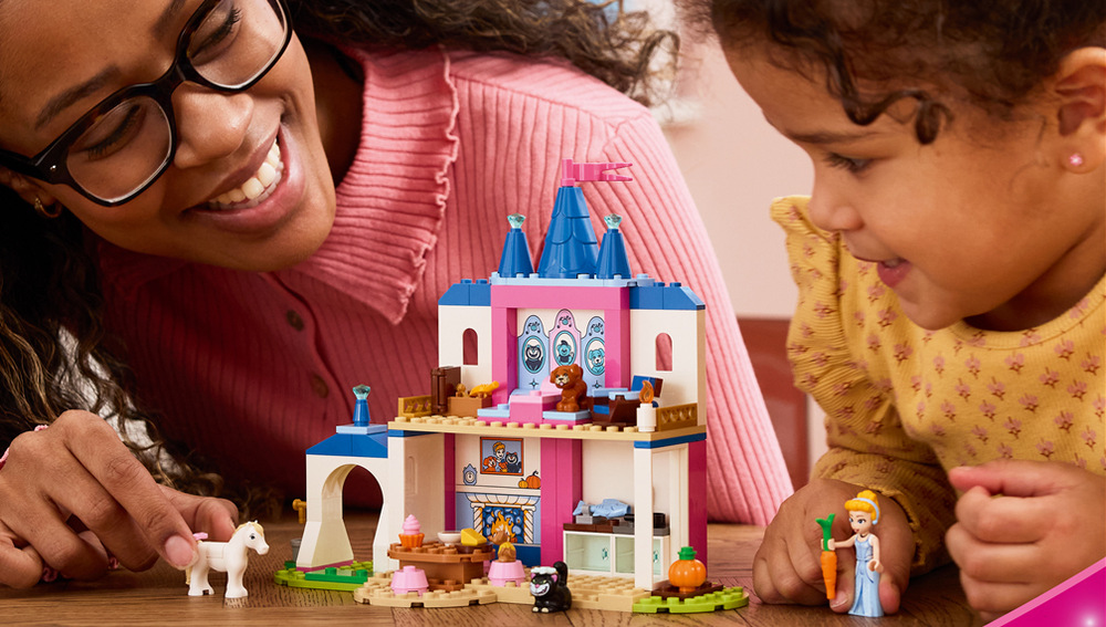 Stavebnice LEGO® │ Disney 43283 Popelčin zámek a její zvířecí přátelé Popelka, Gus, Lucifer, Bruno a poník oživují hru plnou péče o zvířátka, doplňků a veselých příhod.
