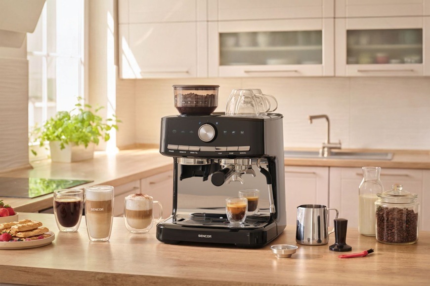 Pákový kávovar Sencor SES 6020BK Pákový kávovar Sencor SES 6020BK stojí uprostřed kuchyňské linky.
