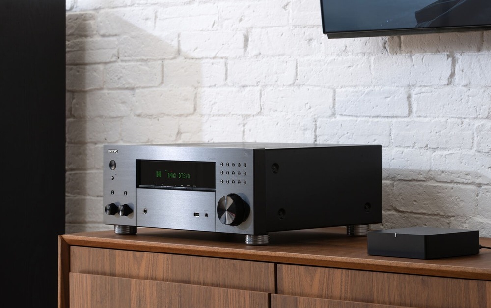 AV Receiver Onkyo TX-RZ30 je dodáván s dálkovým ovladačem včetně baterií