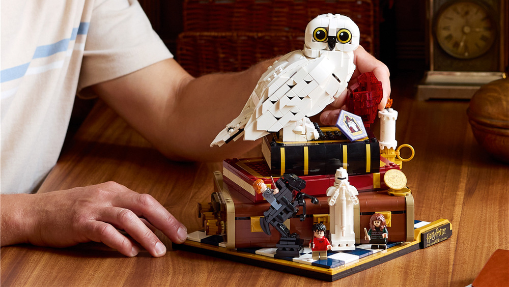 Stavebnice LEGO® Harry Potter™ 76466 Kámen mudrců – sběratelská edice 1 571 dílků nabízí dospělým fanouškům soustředěné stavění a díky rozměrům přes 29 cm výrazný výstavní model.