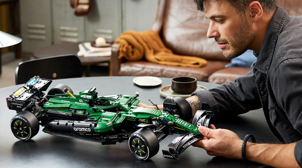 Stavebnice LEGO® Technic 42240 Stavebnice s 1547 dílky nabízí dospělým náročný projekt inspirovaný týmem Aston Martin Aramco.