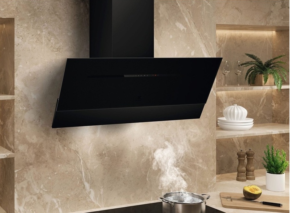 Odsavač par Electrolux Série 700 LFV619Z, matná černý Odsavač par Electrolux LFV619Z série 700 s matnou povrchovou úpravou SaphirMatt v kuchyni nad indukční deskou Electrolux.