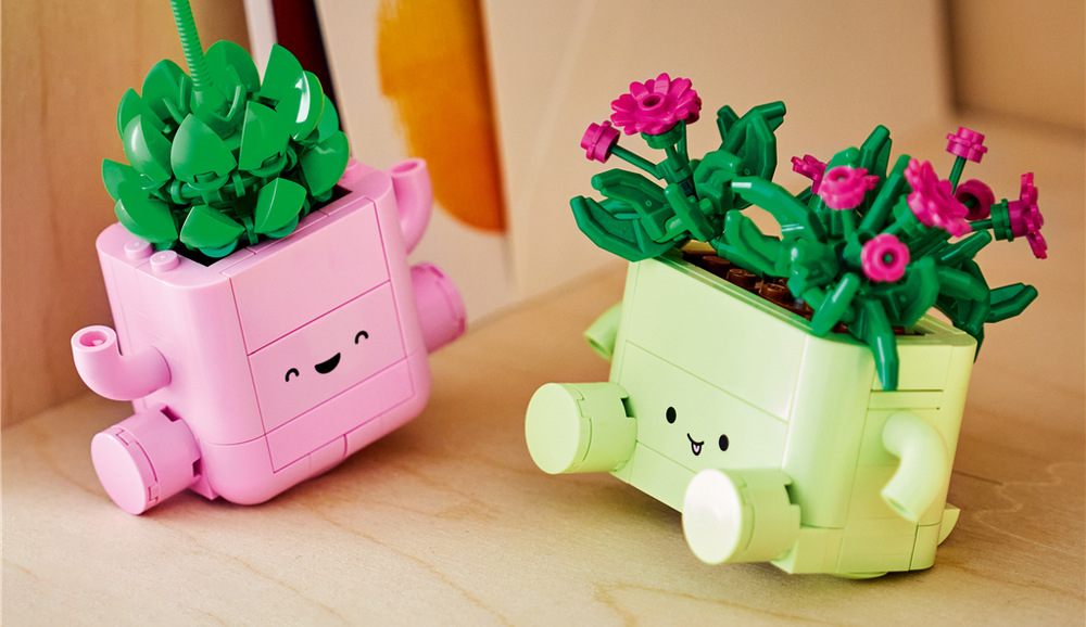 Stavebnice LEGO® Botanicals 11506 Houpající se rostlinky Dvě veselé rostlinky v pastelových květináčích přinášejí dětem barevné stavění a zábavný pohyb.