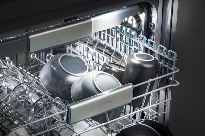 Myčka nádobí Hisense HV693A66UVAD Detail na horní koš myčky Hisense HV693A66UVAD, ve kterém jsou naskládány hrnečky, skleničky i misky. Pro lepší přehled je myčka vybavena praktickým LED osvětlením.