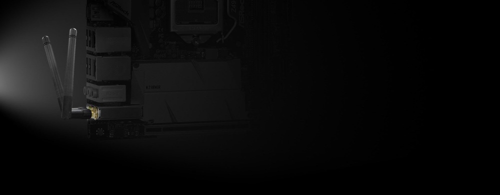 Základní deska ASRock B550M-ITX/AC Tmavý obraz zvýrazňující částečně osvětlenou základní desku počítače. Vidíme dvě vyčnívající antény, což naznačuje zaměření na možnosti bezdrátového připojení.