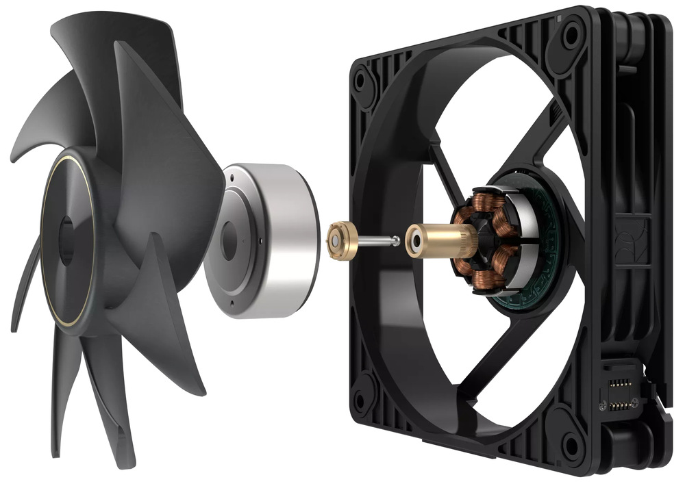 Ventilátor Asus ProArt PF120 Black 3in1, 120 mm, 3 ks černý Na obrázku je Ventilátor Asus ProArt PF120 Black (120 mm) v rozloženém „explodovaném“ pohledu, aby bylo vidět, z čeho se skládá. Vlevo jsou černé lopatky s kulatým středem se zlatavým kroužkem. Uprostřed je samostatná kovová část náboje/ložiska. Vpravo je černý čtvercový rám ventilátoru a v jeho středu je odkrytý motor – jsou vidět měděná vinutí a elektronika kolem. Dole na rámu je také malý konektorový modul pro propojení ventilátorů.