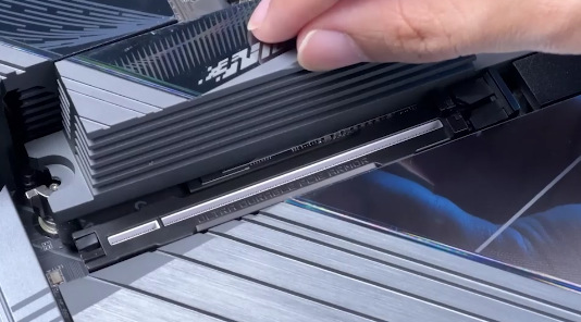Gigabyte Z890 AORUS MASTER nabízí hned pět slotů M.2