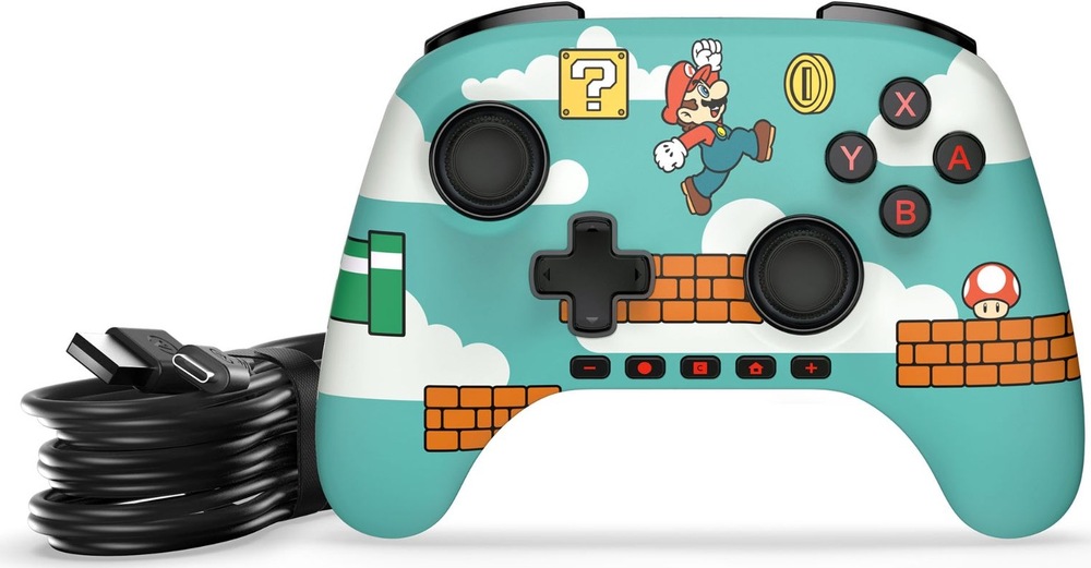 Na obrázku je černý drátový gamepad PowerA Advantage pro Nintendo Switch 2. Vedle ovladače je smotaný dlouhý kabel s konektory USB-C a USB-A, který slouží k připojení ke konzoli. Na přední straně ovladače jsou dva analogové joysticky, směrový kříž, tlačítka A, B, X a Y a spodní řada funkčních tlačítek. Uprostřed je logo Nintendo Switch 2.
