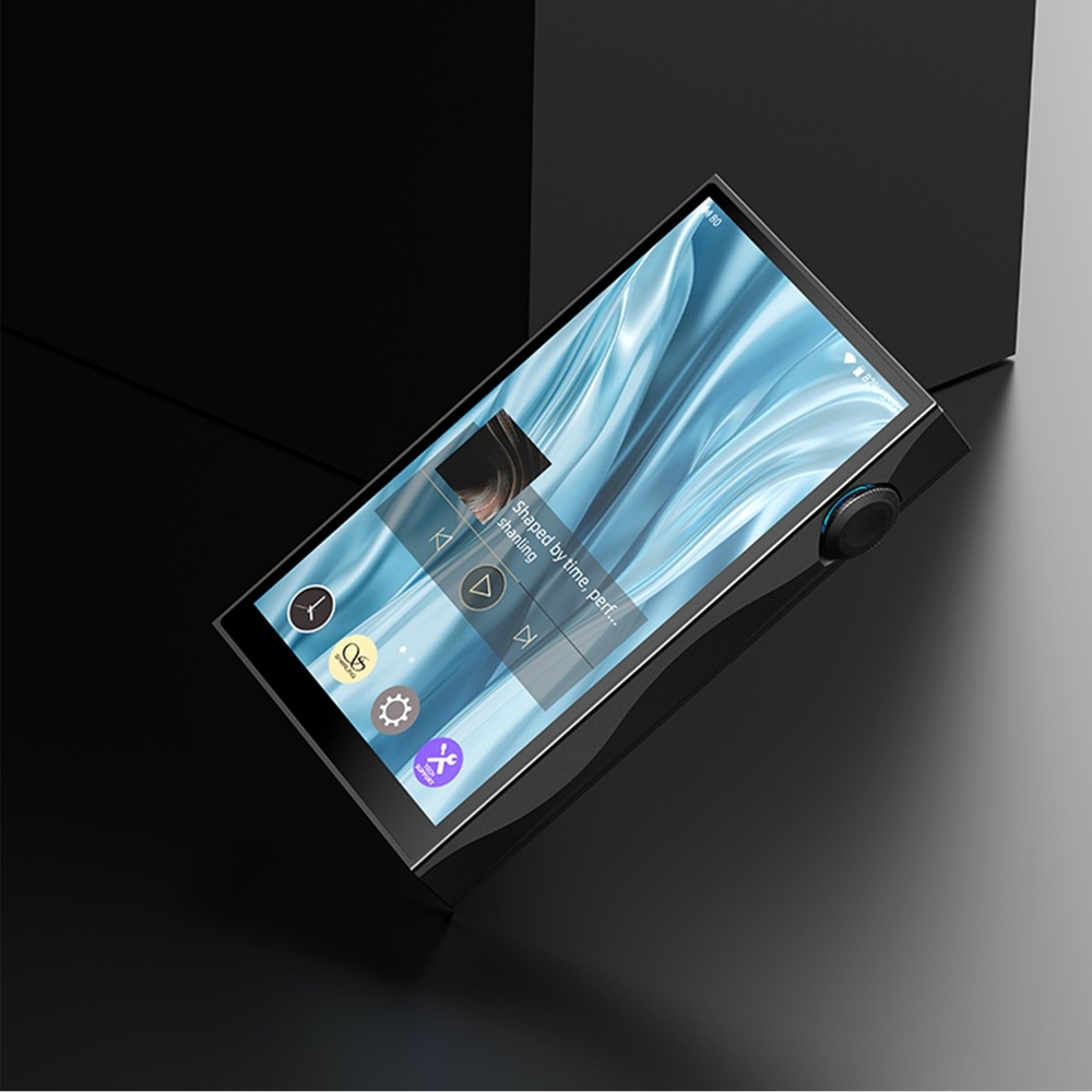 HiFi přenosný digitální přehrávač Shanling M3 Plus šedý Digitální přehrávač Shanling M3 Plus s tmavým pozadím