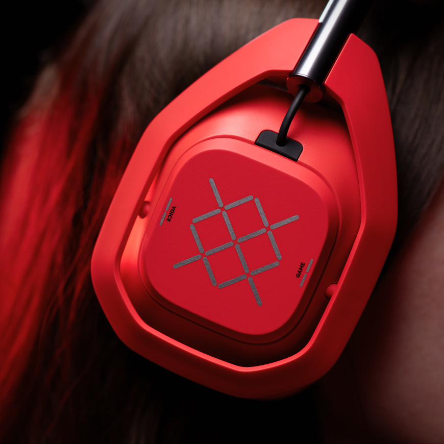 Headset Logitech G Astro A50 X Lightspeed Wireless + Base Station červený Detail vnější strany náušníku headsetu Logitech G A50 X LIGHTSPEED na hlavě uživatele