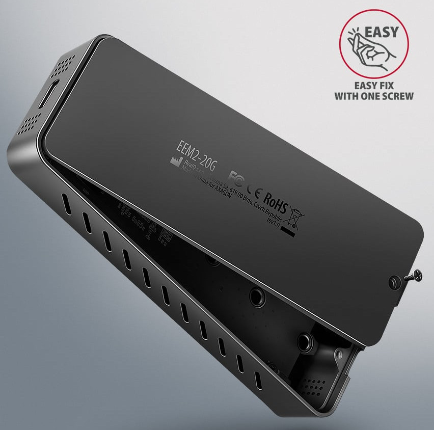 Na obrázku je otevřený externí box AXAGON pro M.2 NVMe SSD v černém provedení. Kryt je částečně odsunutý, takže je vidět vnitřní prostor pro vložení disku, a u pravého spodního rohu je zobrazen malý šroubek pro upevnění. Na horní straně krytu jsou technické popisky a v pravém horním rohu je ikona s textem, která upozorňuje na snadnou montáž jedním šroubkem. Na čele je USB-C konektor a po straně větrací otvory.