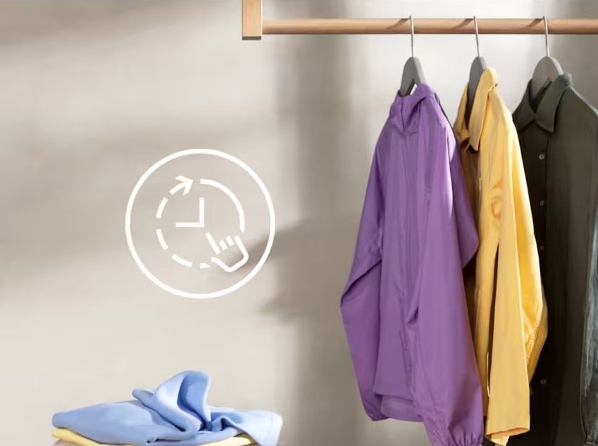 Pračka Electrolux Série 600 EWS6526WC bílá Košile pověšené na ramínku. Vedle symbol úspory času.