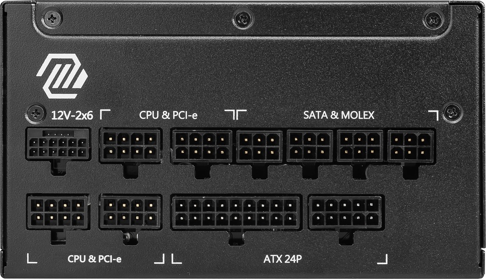 Na snímku je detail stěny s napájecími porty pro grafické karty a ostatní zařízení.