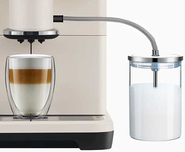 Detail kávovaru Dr. Coffee H2 s mléčným nápojem a  zásobníkem na mléko.