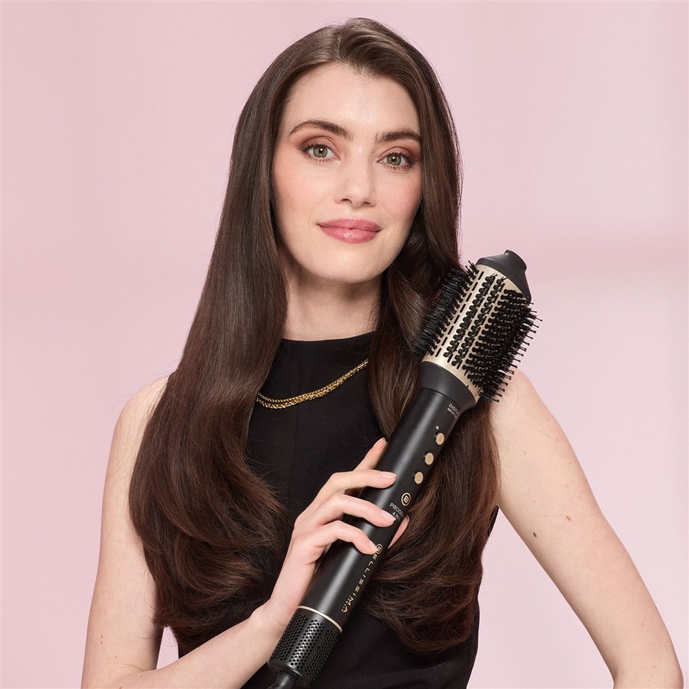 Styler Bellissima 21006 Prodigy Coanda hnědý Žena s rovnými lesklými vlasy používá kulatý kartáč vzduchového styleru Bellissima Prodigy.