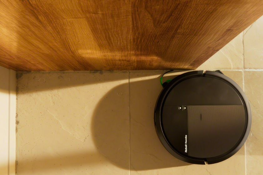 Robotický vysavač iRobot Roomba 115 Combo uklízí podél stěny a soklové lišty