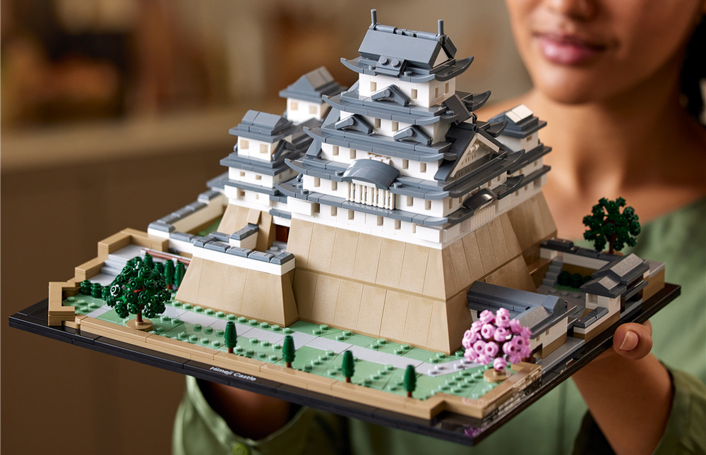 Stavebnice LEGO® Architecture 21060 Hrad Himedži 2 125 kostek nabízí soustředěné stavění a po dokončení vytvoří výraznou dekoraci do obýváku, pracovny nebo kanceláře.