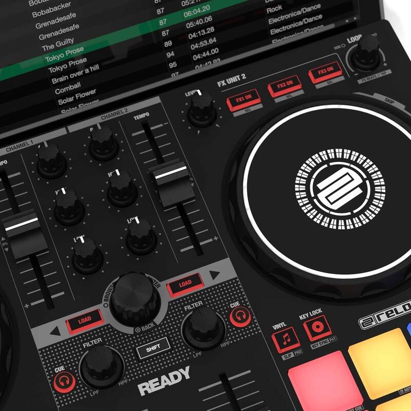 Mixážní pult Reloop Ready černý Reloop Ready DJ kontrolér připojený k laptopu se softwarem Serato, detail ovladačů kanálů, efektů a pravého jog disku