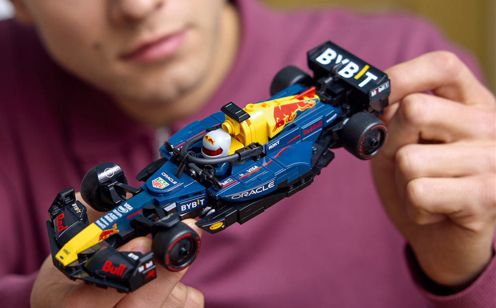Minifigurka pilota Red Bull v kokpitu umožní rozehrát vlastní závody nebo model spojit s dalšími monoposty.