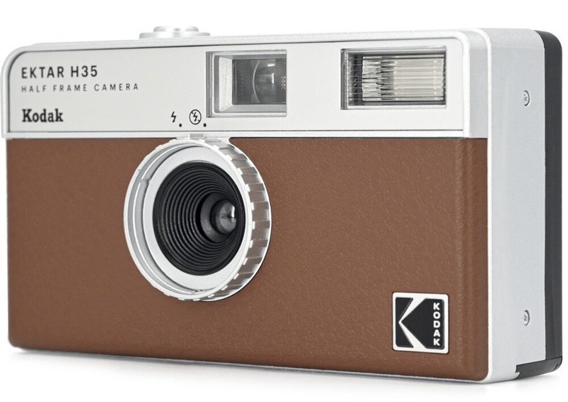 Analogový fotoaparát Kodak se světelností f/9,5, vestavěný blesk
