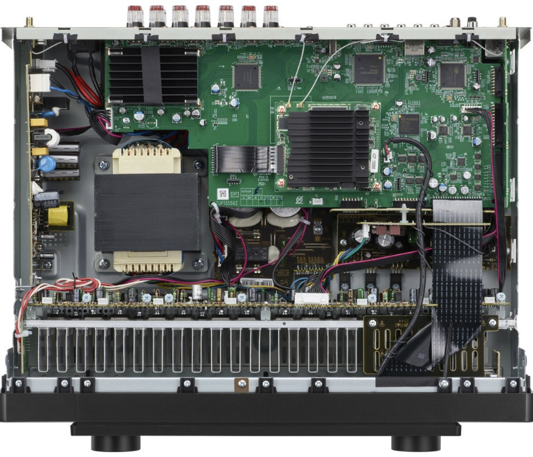 Vnitřní konstrukce AV Receiveru Marantz Cinema 70S S2 s elektronikou a chlazením