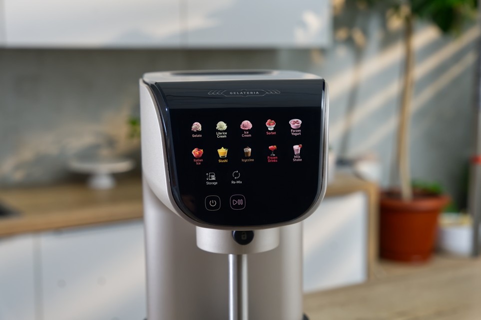 Zmrzlinovač Sencor SIC 5050WS GELATERIA champagne Detail dotykového displeje zmrzlinovače Sencor SIC 5050WS GELATERIA s přehlednou nabídkou programů pro gelato, sorbet, frozen yogurt nebo milkshake. Intuitivní ovládací panel umožňuje snadnou volbu jednotlivých režimů přípravy.