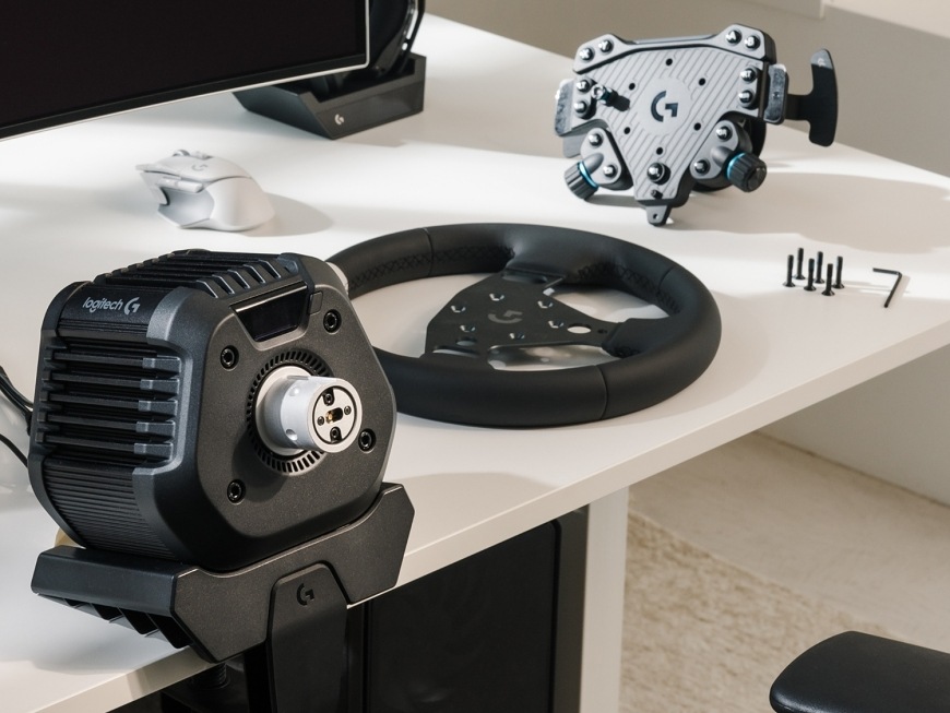 Volant Logitech RS50 System - PC černý Základna Logitech RS50 a odnímatelné části volantu připravené k montáži
