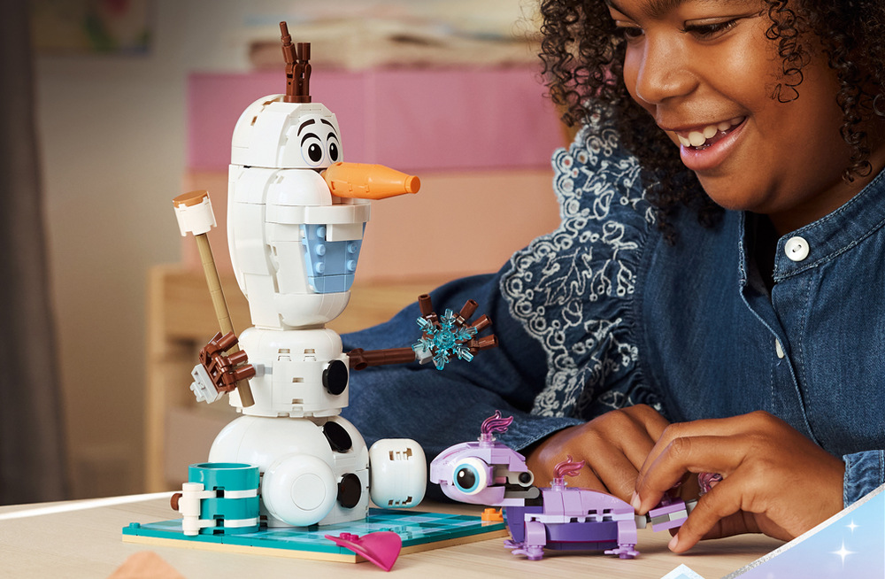 Stavebnice LEGO® │ Disney Ledové království 43287 Olaf a Bruni na zábavném pikniku Marshmallow, horká čokoláda a zdobitelná deka vytvářejí útulné piknikové prostředí pro pohádkové příběhy.