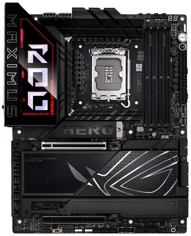Na fotce je deska z horního pohledu, přičemž zadní panel s porty je vlevo nahoře a kryje ho výrazný „ROG“ štít. Uprostřed nahoře je patice LGA1851 obklopená masivními pasivy napájení, napravo jsou čtyři DDR5 sloty. V dolní polovině dominuje velký kryt/chladič pro M.2 sloty a čipset s typickými ROG liniemi. Vpravo od středu jsou vidět i rozšiřující sloty: hlavní dlouhý PCIe x16 pro grafiku, pod ním další dlouhý slot (mechanicky x16, typicky pro doplňkovou kartu) a níže krátký PCIe x1; M.2 pozice jsou schované pod kryty a doplněné konektory pro SATA/SlimSAS podél spodního a pravého okraje.