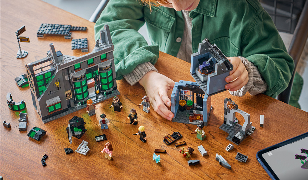 Stavebnice LEGO® Harry Potter™ 76471 Kouzelnické obchody v Obrtlé ulici Osm postav pro pořádnou kouzelnickou zápletku – Osm minifigurek LEGO umožní dětem rozehrát vlastní kouzelnické příběhy.