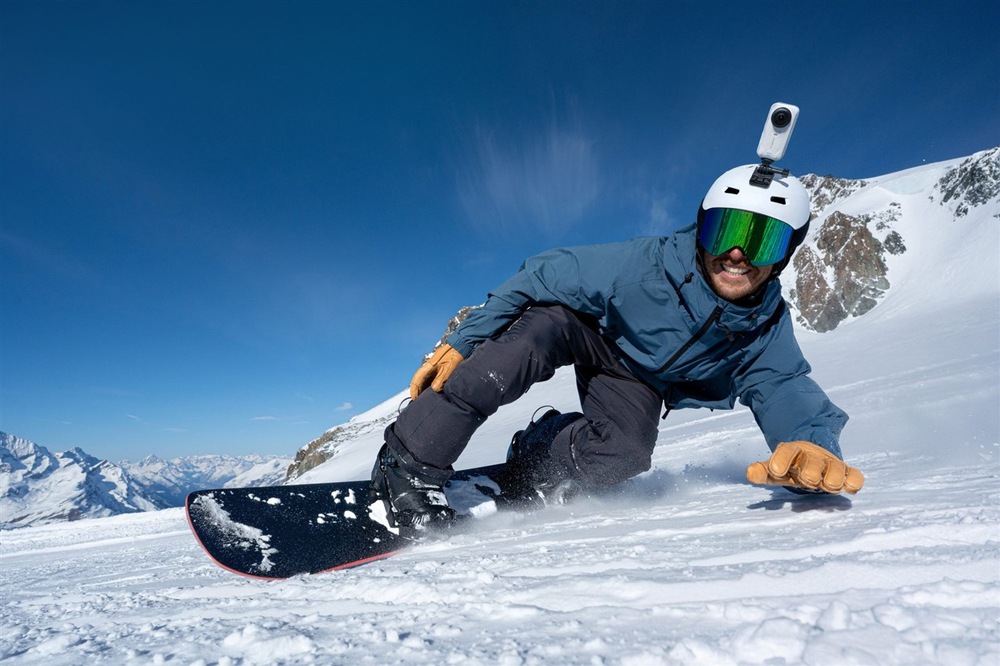 Lyžař na sjezdovce s kamerou Insta360 X6