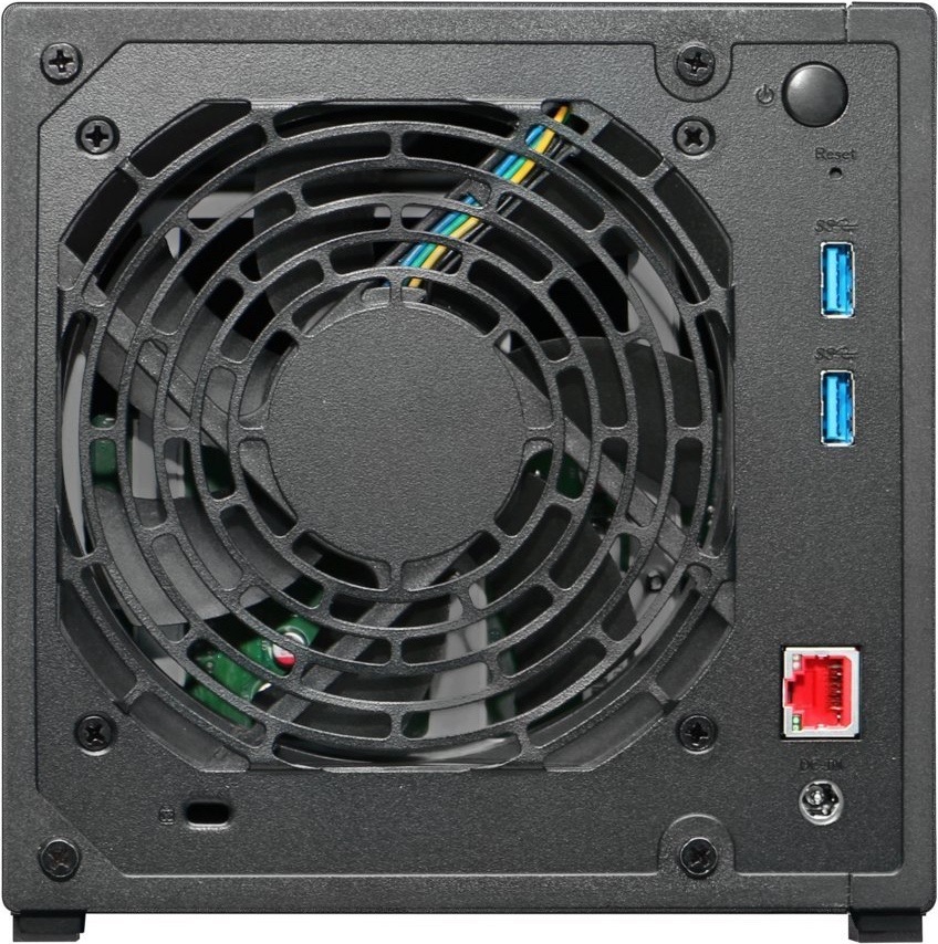 Datové úložiště (NAS) Asustor Drivestor 4 Gen2 AS1204T černé Na obrázku je zadní strana síťového úložiště Asustor Drivestor 4 Gen2 AS1204T. Většinu zadního panelu zabírá velký ventilátor s ochrannou mřížkou, který slouží k chlazení disků a vnitřních komponent. Vpravo nahoře je kulaté tlačítko napájení a pod ním malé resetovací tlačítko. Níže jsou dva modře označené porty USB-A a pod nimi červený síťový LAN konektor RJ-45. Ve spodní části je otvor pro bezpečnostní zámek. Zařízení má černé hranaté tělo a stojí na malých nožkách.