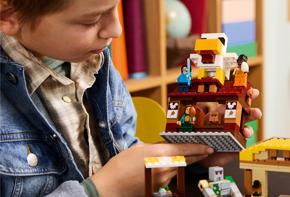 Stavebnice LEGO® Minecraft® 21273 Balón v podobě ďasa a útok na vesnici Steveova restaurace, chata na tvoření a fontána s funkcí „výbuchu“ nabízejí spoustu možností kreativního hraní