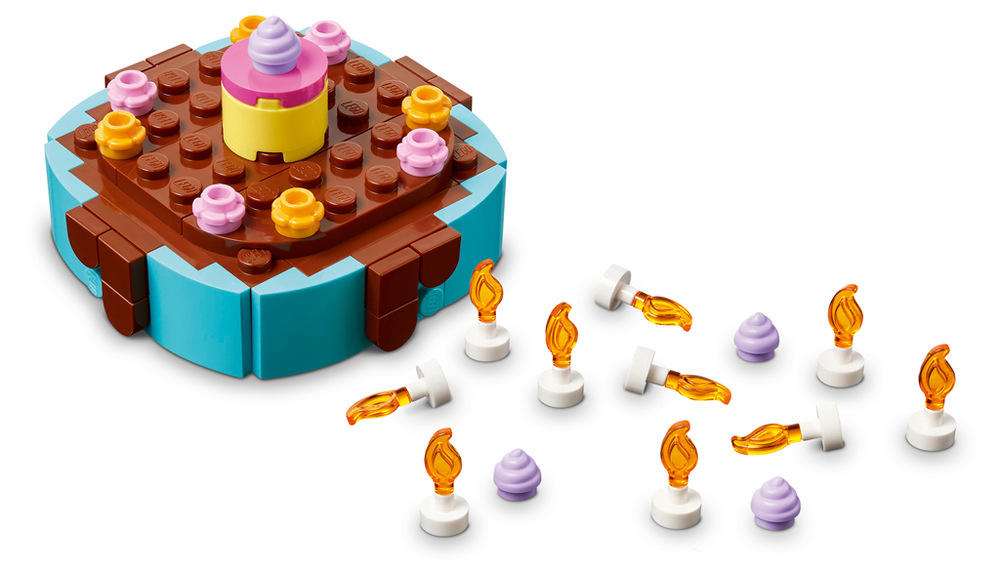 Stavebnice LEGO® Iconic 40815 Narozeninový dort Skrytý prostor v dortu poslouží k uložení květin a dalších dekorací pro další zdobení.