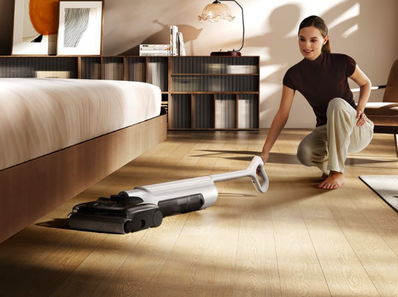 Podlahová myčka Xiaomi Truclean W30 Pro Wet Dry bílý Žena vysává pod postelí díky 180° natočení vysavače Xiaomi Truclean W30 Pro Wet Dry
