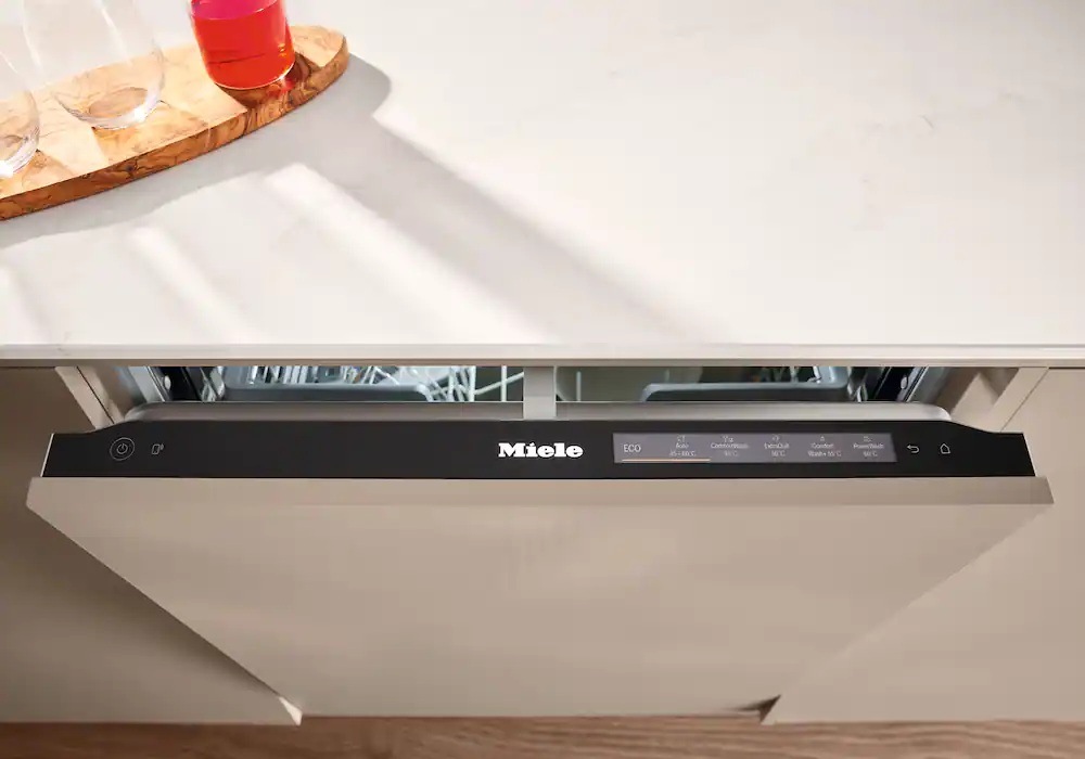 Myčka nádobí Miele G 7040 SC AutoDos nerez Pootevřená dvířka vestavné myčky Miele při pohledu shora