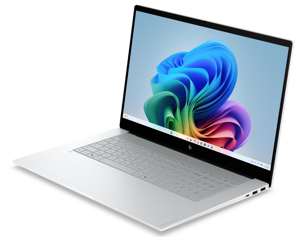 Otevřený a zapnutý notebook HP OmniBook X AI 17 otočený doleva