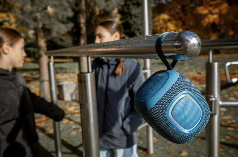 Concept SoundJoy BR5012 zavěšený poutkem na kovovém zábradlí během venkovního použití