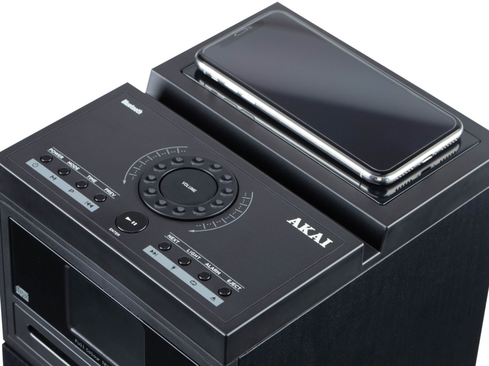 Reproduktor AKAI AEROBEAT PILLAR černý Horní panel reproduktoru Akai AeroBeat Pillar s ovládacími tlačítky a bezdrátovým nabíjením telefonu.