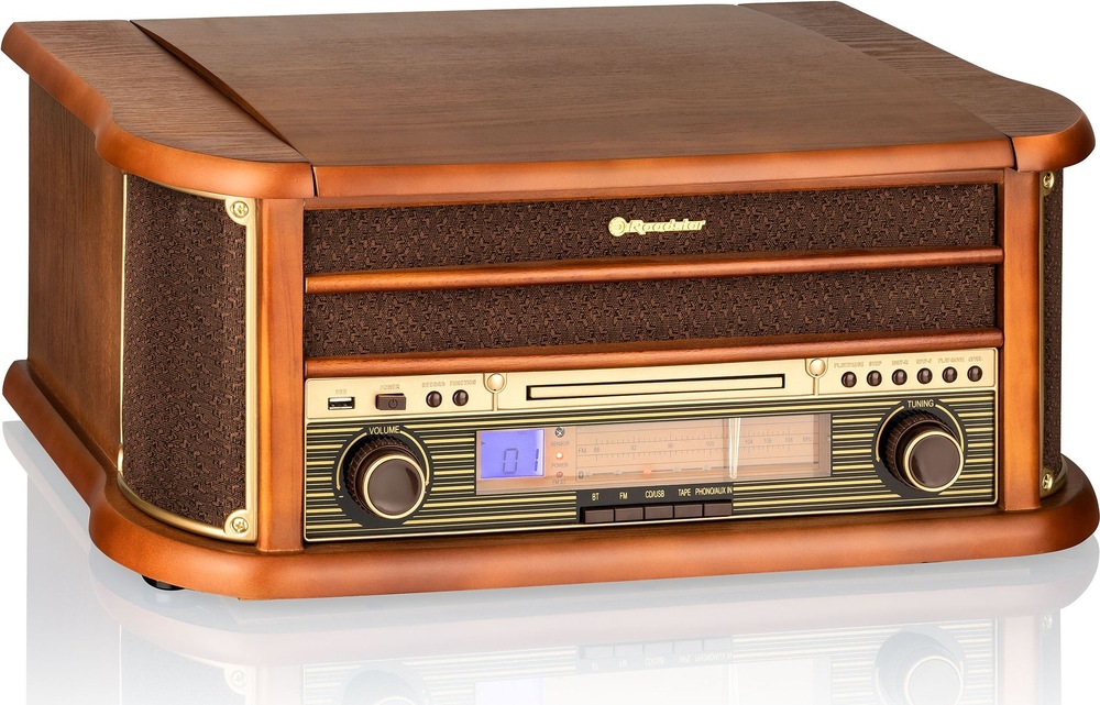 Roadstar HIF-1993+BT v hnědém retro provedení se zavřeným horním víkem. Čelní stranu tvoří textilní mřížka reproduktorů, CD mechanika, USB port, podsvícený displej, stupnice rádia, dva velké otočné ovladače a řada tlačítek