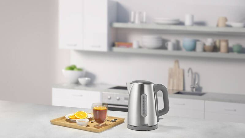 Rychlovarná konvice Braun WK1500GY PurShine stojící na kuchyňské lince
