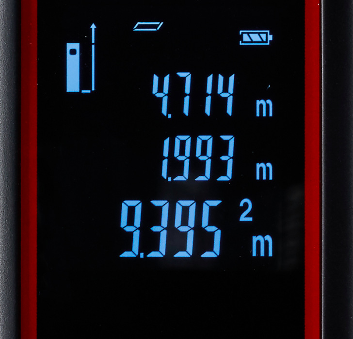 Detail displeje laserového dálkoměru Einhell Classic TC-LD 40 R se zobrazením výpočtu plochy 9,395 m2