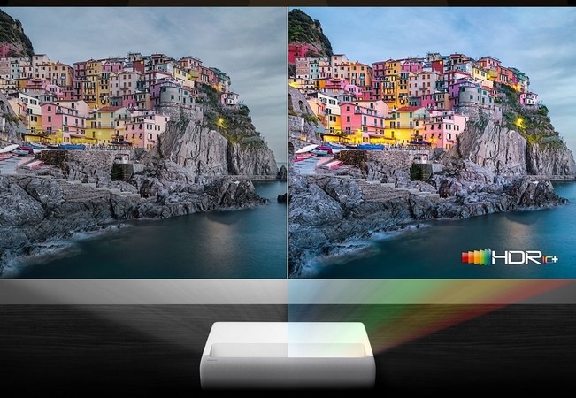 Laser TV Samsung SP-LSP9T promítající obraz, vlevo standardní obraz, vpravo obraz HDR 10+