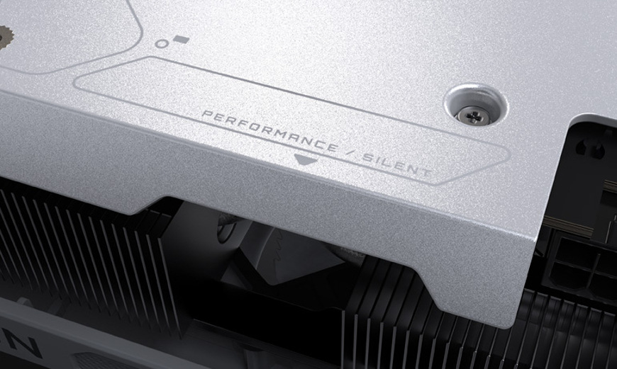Grafická karta GIGABYTE Radeon RX 9070 XT GAMING OC ICE 16G bílá Detail přepínače Performance/Silent BIOS na grafické kartě GIGABYTE Radeon RX 9070 XT