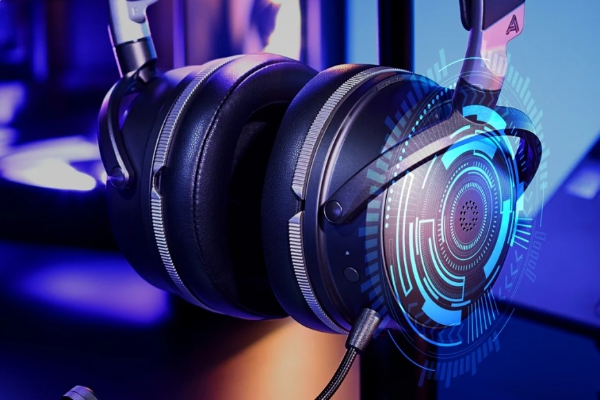 Headset Audeze Maxwell 2 ANC - Xbox černý Detail headsetu Audeze Maxwell 2 ANC v herním prostředí s grafickým zvýrazněním zvukové technologie na náušníku