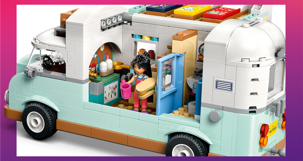 Stavebnice LEGO® Friends 42663 Dobrodružství s karavanem přátelství 778 kostek LEGO umožní postavit propracovaný karavan a s aplikací LEGO Builder mohou děti ve stavění pokračovat.