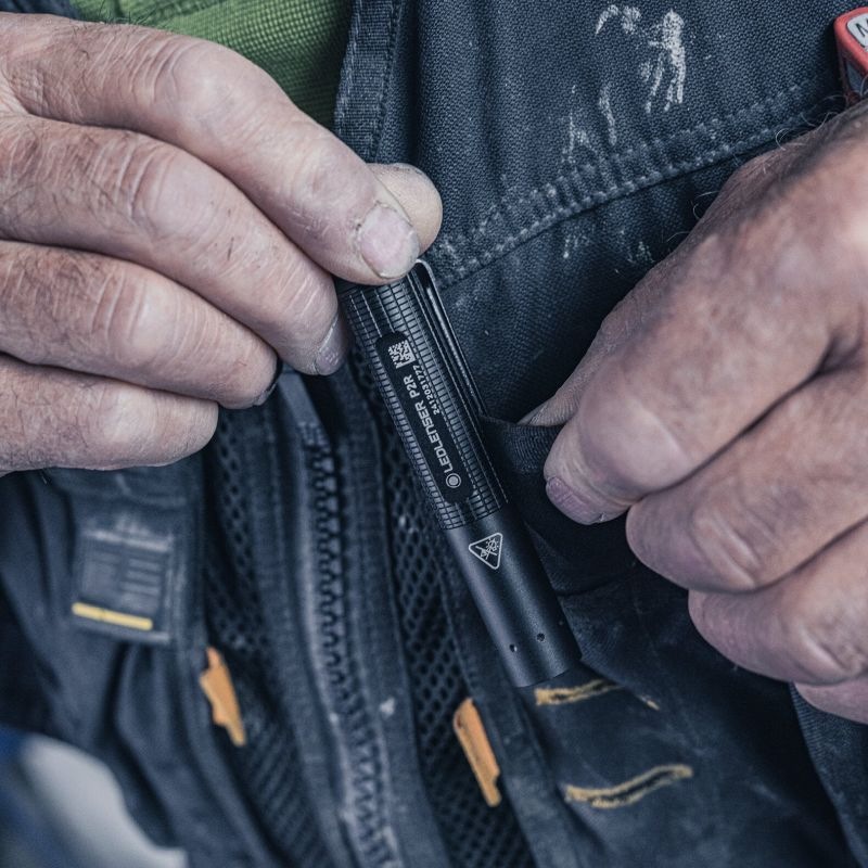Detail klipu na svítilně LEDLENSER P2R sloužícího k upevnění ke kalhotám či batohu
