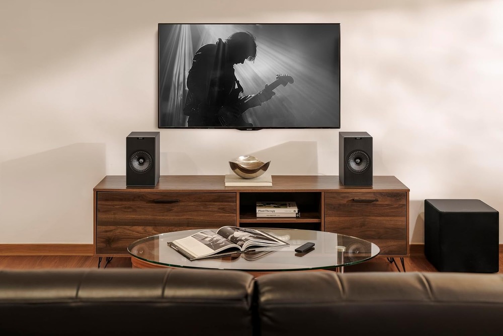 Reproduktory KEF Coda W (2 ks) černé Aktivní reproduktory KEF Coda W umístěné pod televizorem vedle externího subwooferu v domácím audiovizuálním systému