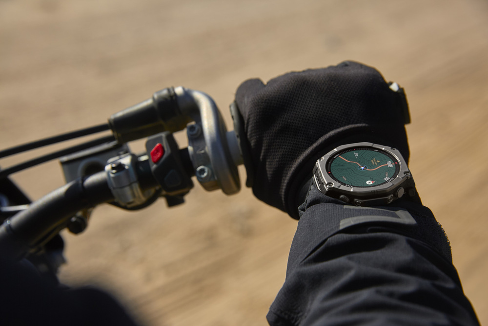 Chytré hodinky Amazfit T-Rex Ultra 2 černé Muž na motorce s hodinkami Amazfit T-Rex Ultra 2