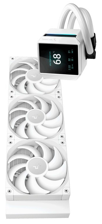 Na obrázku je vodní chladič procesoru DeepCool MYSTIQUE 360 v bílém provedení. Skládá se z dlouhého radiátoru se třemi velkými ventilátory pod sebou a z hranaté pumpy spojené s radiátorem dvojicí ohebných hadic. Na čelní straně pumpy je výrazný displej, který zobrazuje teplotu 68 stupňů a další malé provozní údaje. Produkt působí moderně, výkonně a prémiově.